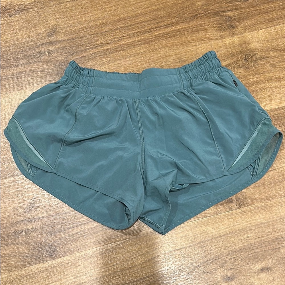 lululemon hotty hot shorts 2.5